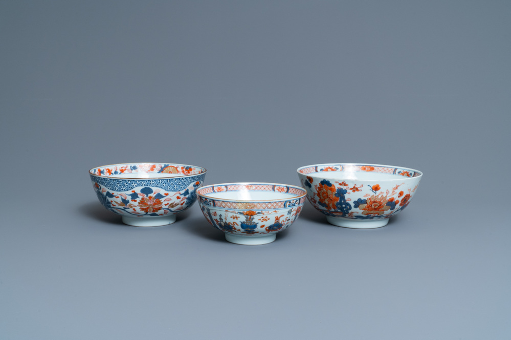 Trois bols en porcelaine de Chine de style Imari, Kangxi/Qianlong