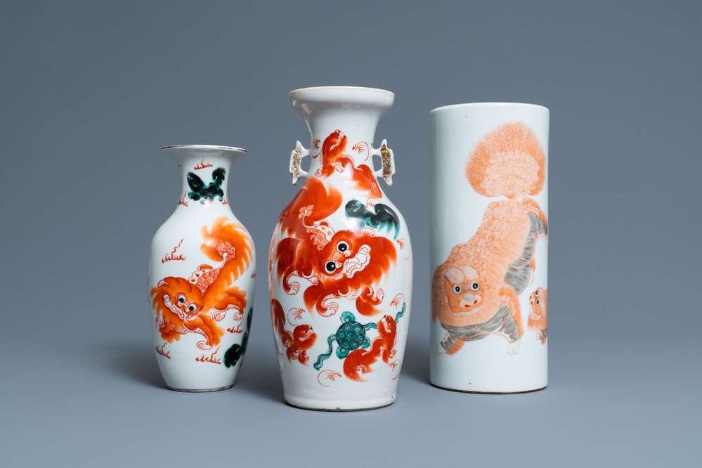 A Chinese iron-red 'Buddhist lions' hat stand and two vases, 19/20th C.