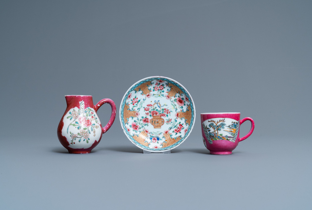 Drie stukken Chinees famille rose 'ruby ground' en 'ruby back' porselein, Yongzheng