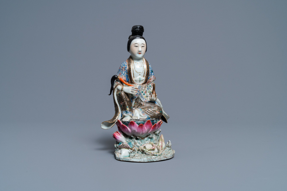 Een Chinese famille rose figuur van een dame op lotustroon, 19e eeuw