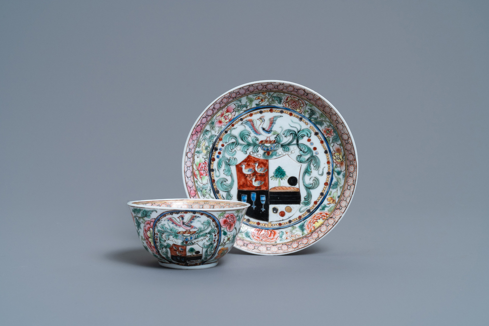 Een Chinese famille rose kop en schotel met wapendecor, Yongzheng