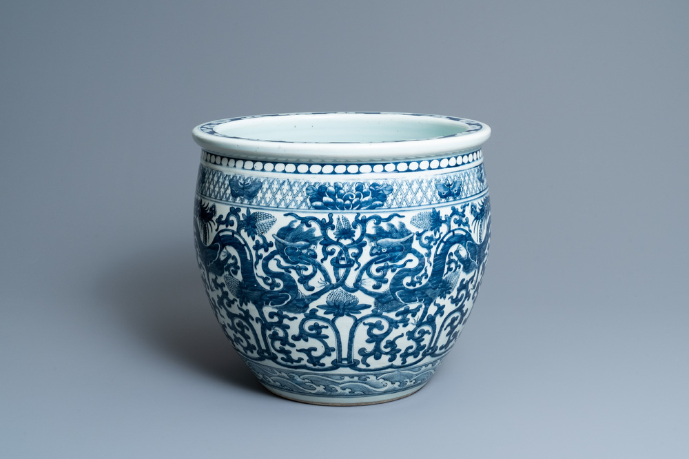 Un aquarium en porcelaine de Chine en bleu et blanc, 19&egrave;me