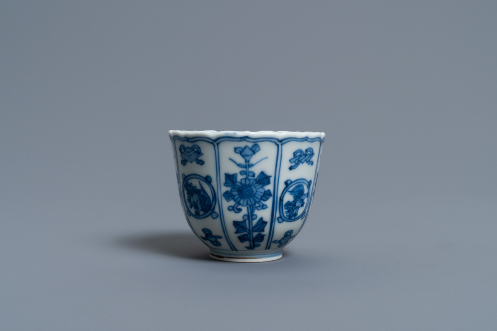 Een Chinese blauw-witte 'Bajixiang' wijnkop, Kangxi