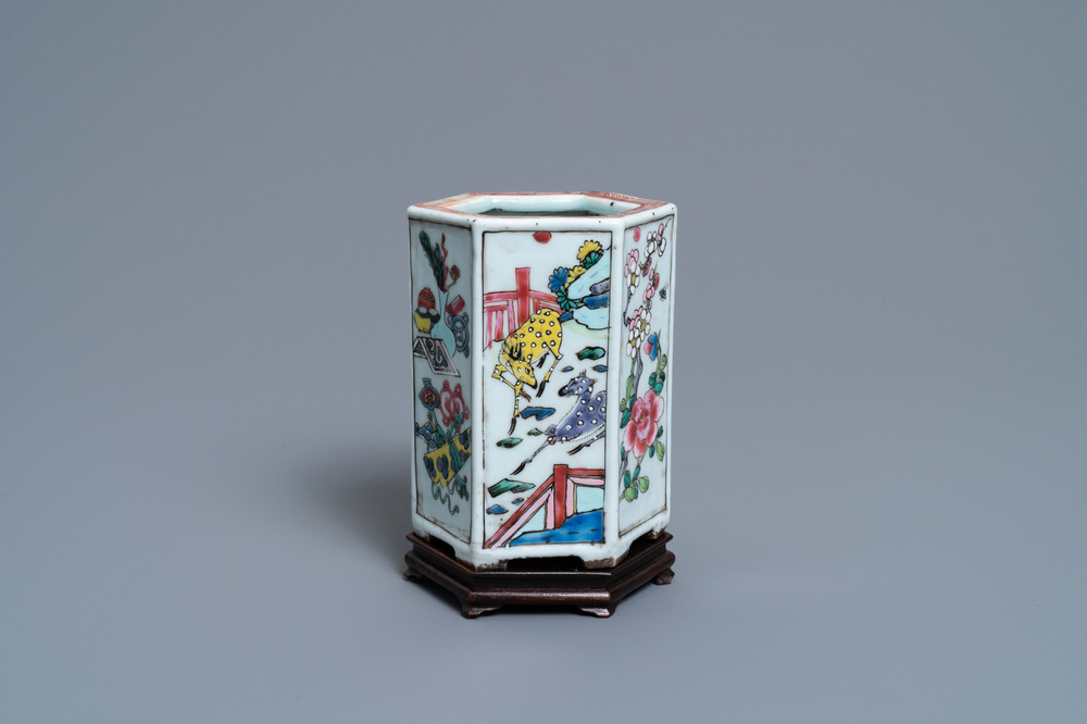 Een Chinese hexagonale famille rose penselenbeker met herten en antiquiteiten, Yongzheng