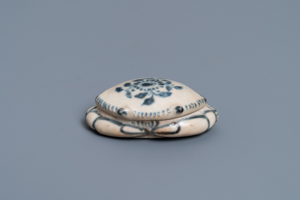 A Vietnamese or Annamese blue and white 'crab' box and cover, 15/16th C.