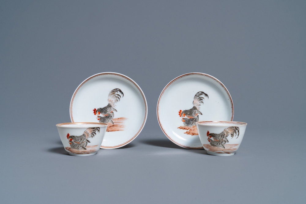 Een paar Chinese grisaille koppen en schotels met een haan en een hen, Yongzheng