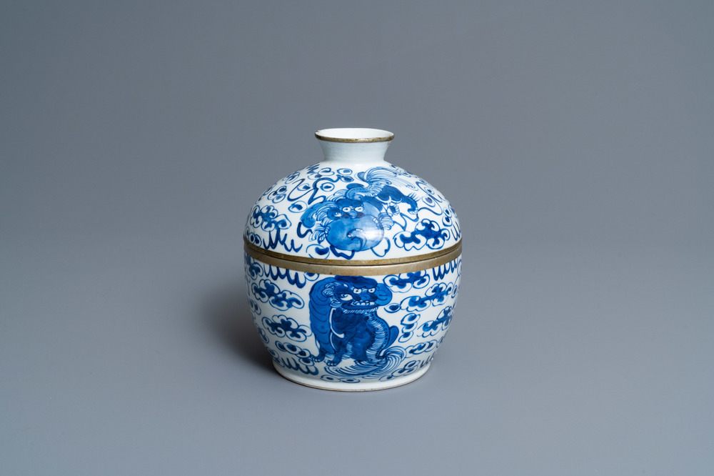 Een Chinese blauw-witte dekselkom met boeddhistische leeuwen, 19e eeuw
