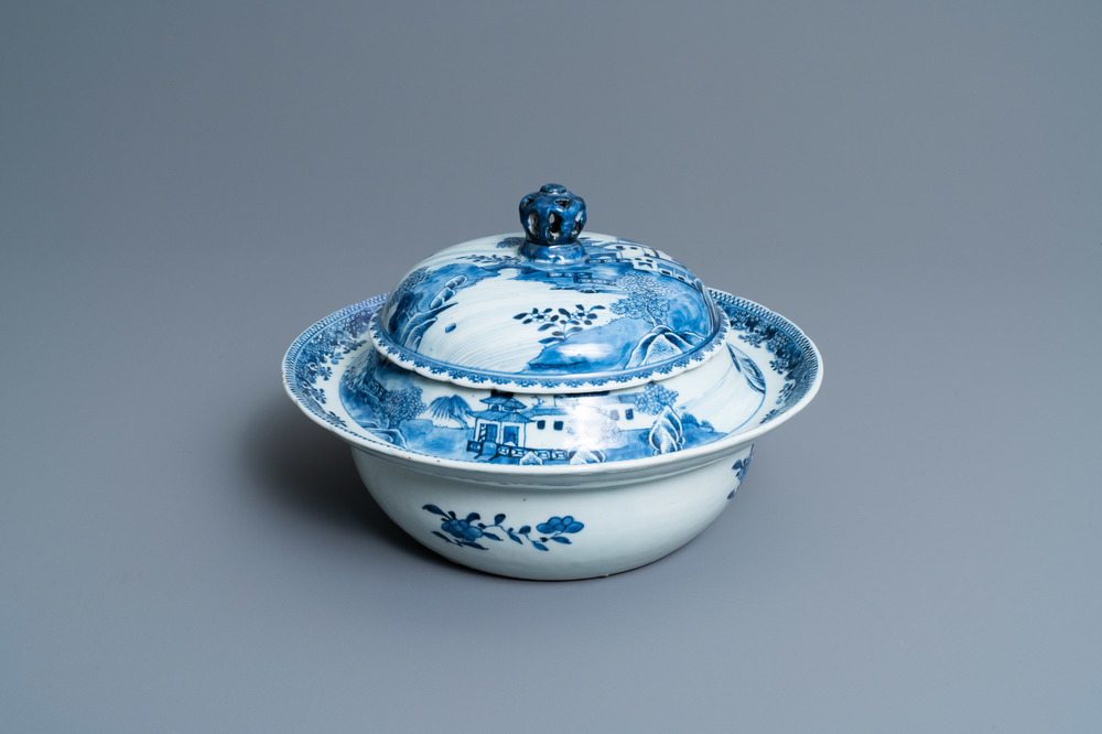 Een zeldzame Chinese blauw-witte scheepsterrine, Qianlong
