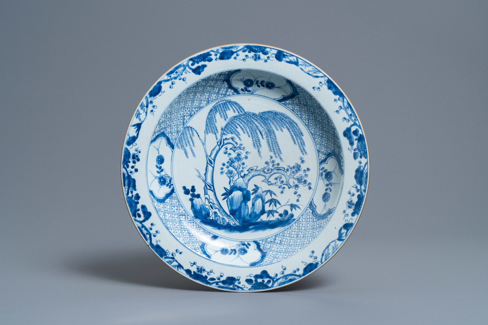 Een Chinese blauw-witte 'Drie vrienden van de winter' schotel, Yongzheng/Qianlong