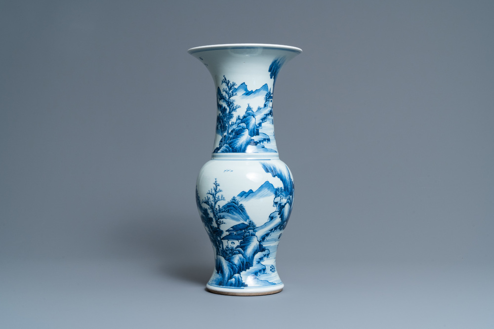 Un vase de forme 'yenyen' en porcelaine de Chine en bleu et blanc, Kangxi