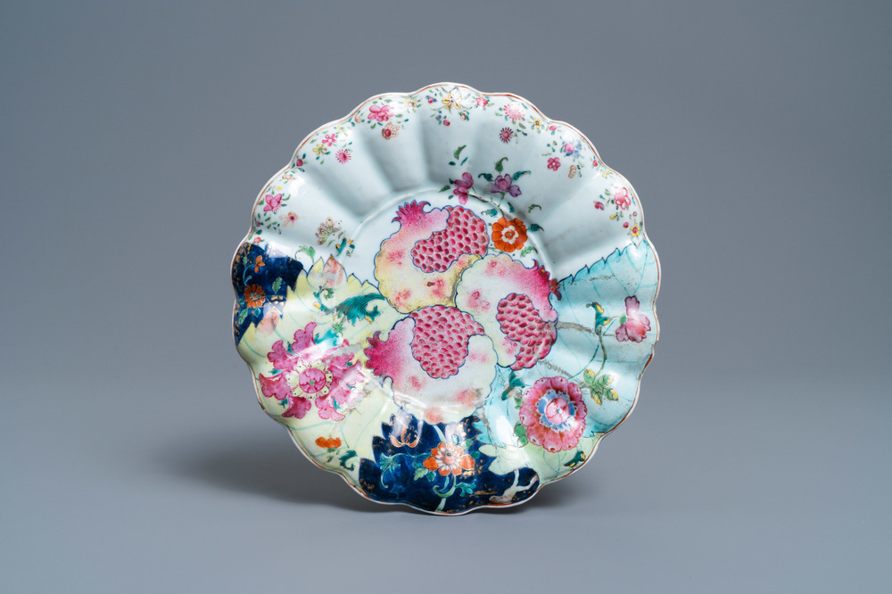Een gelobde Chinese famille rose onderschotel met granaatappels op tabaksbladeren, Qianlong