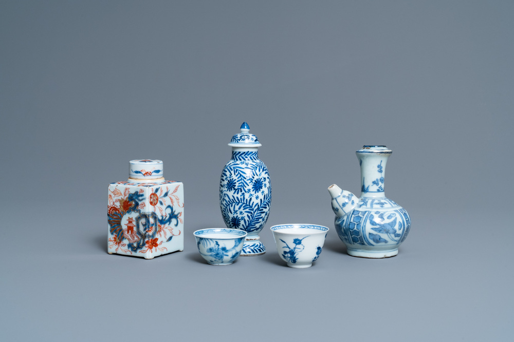 Two Chinese blue and white cups, a covered vase, a kendi and an Imari-style tea caddy, Wanli and Kangxi