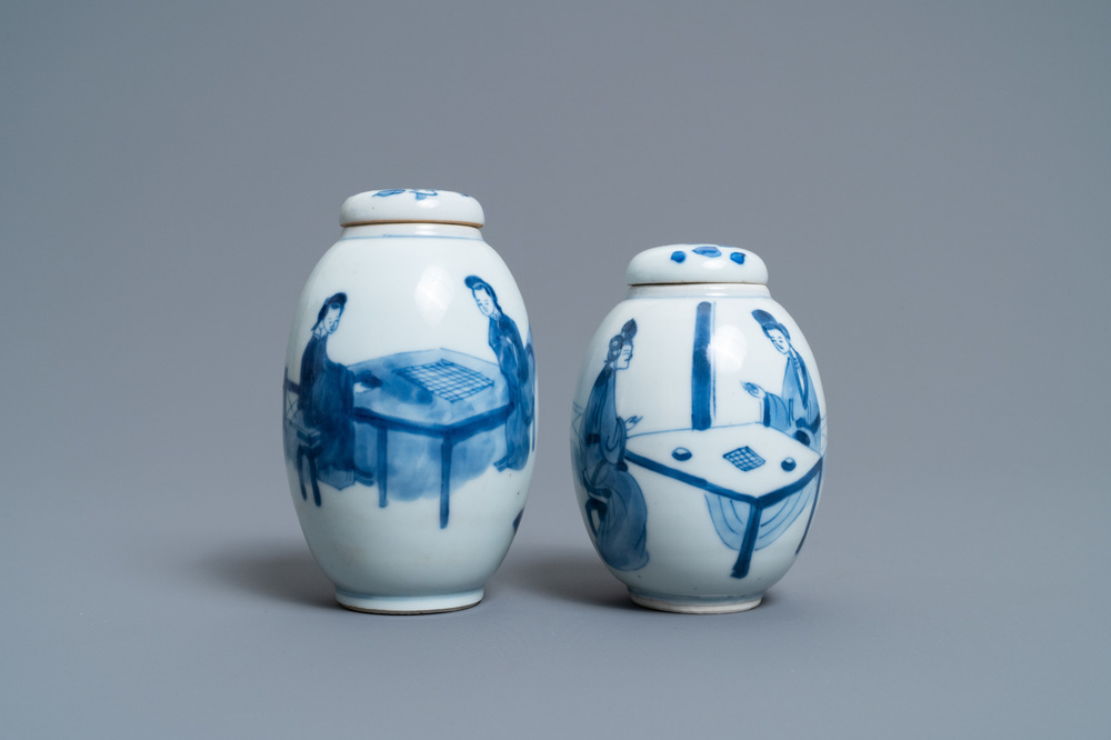 Twee Chinese blauw-witte theebussen met deksels, Kangxi