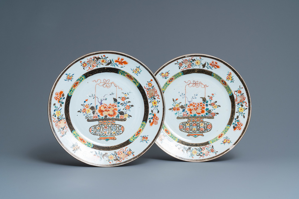 Une paire de plats en porcelaine de Chine famille verte &agrave; d&eacute;cor d'un panier fleuri, Yongzheng