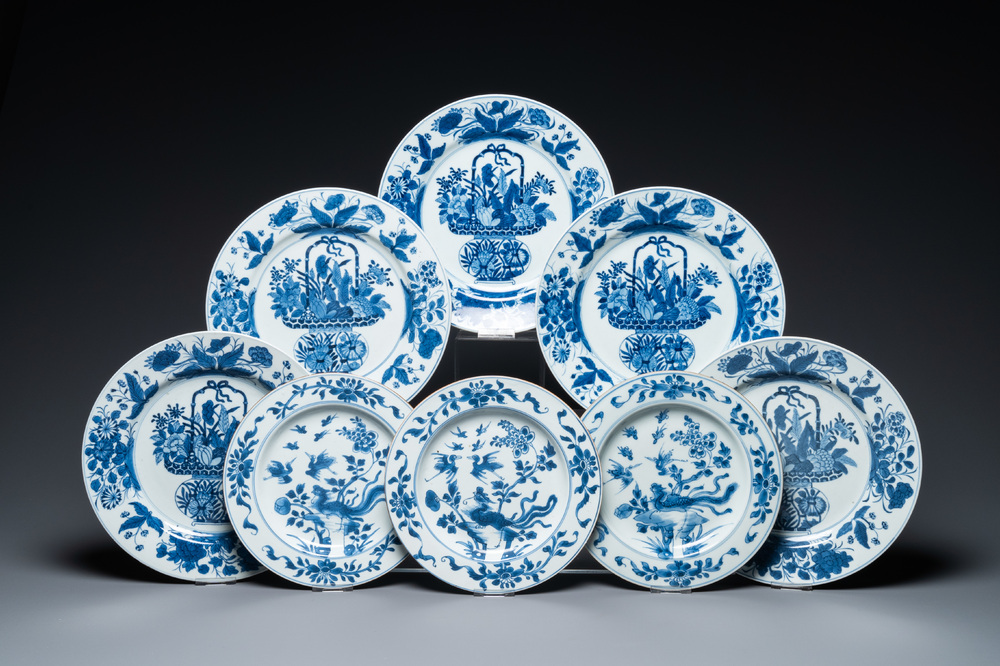 Vijf Chinese blauw-witte schotels en drie borden, Kangxi