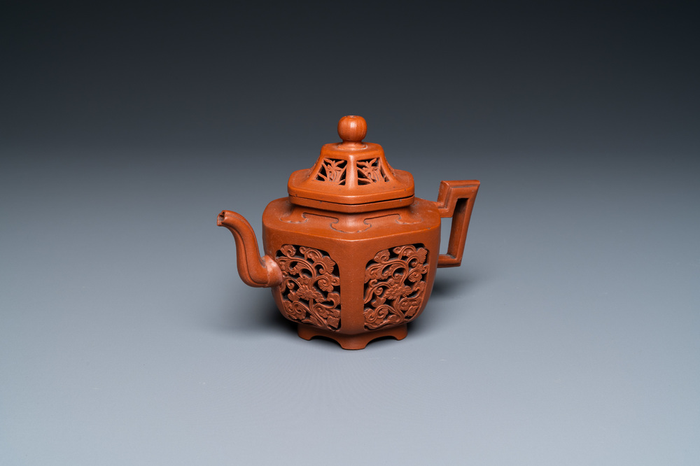 Une th&eacute;i&egrave;re couverte ajour&eacute;e &agrave; double parois en gr&egrave;s de Yixing, Chine, Kangxi
