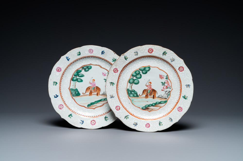 Une paire d'assiettes en porcelaine de Chine famille rose &agrave; d&eacute;cor d&rsquo;un cornac sur son &eacute;l&eacute;phant, Qianlong
