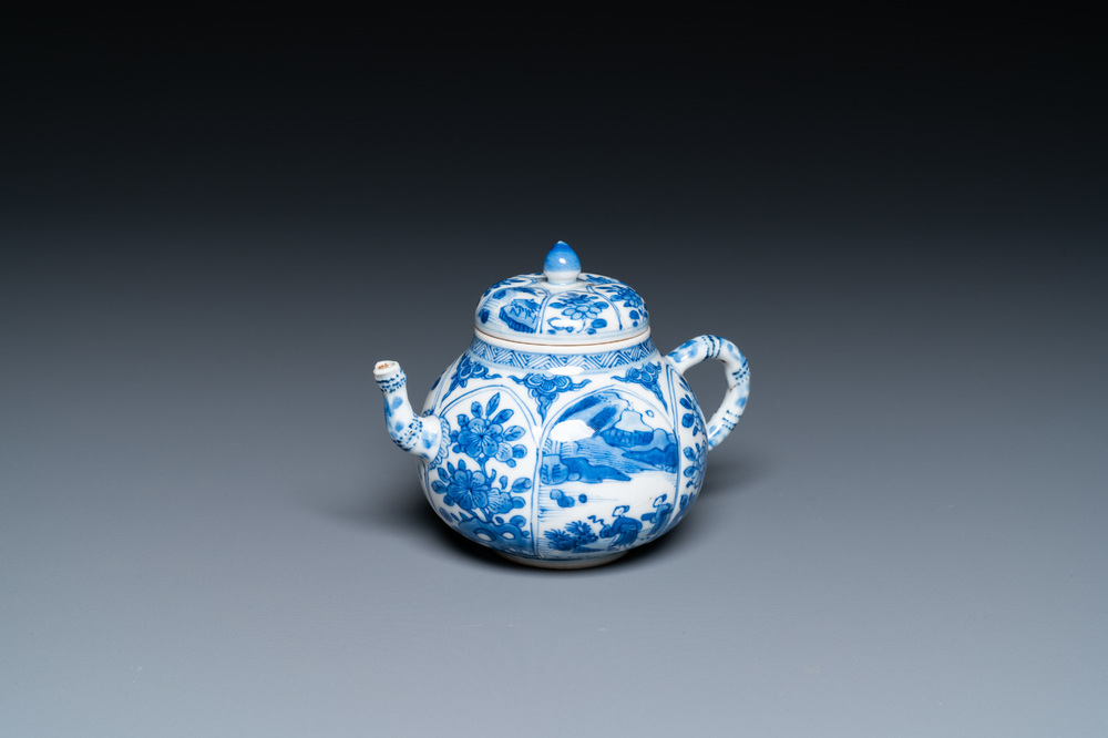 A Chinese blue and white teapot and cover, Kangxi