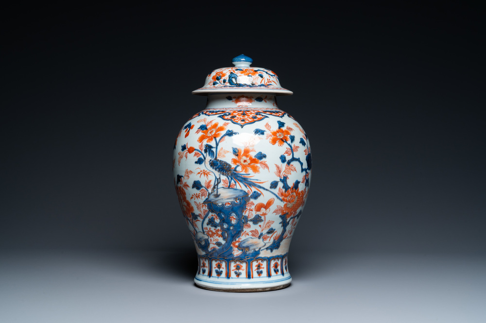 A Chinese Imari-style vase and cover, Kangxi