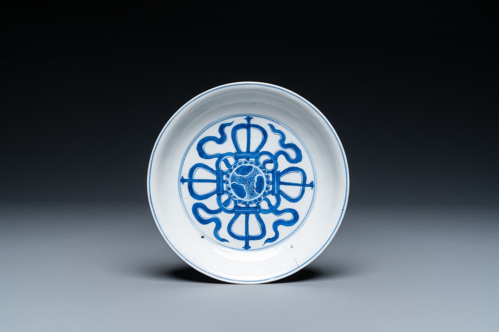 Een Chinees blauw-wit bord met een dubbele vajra, Kangxi merk en periode