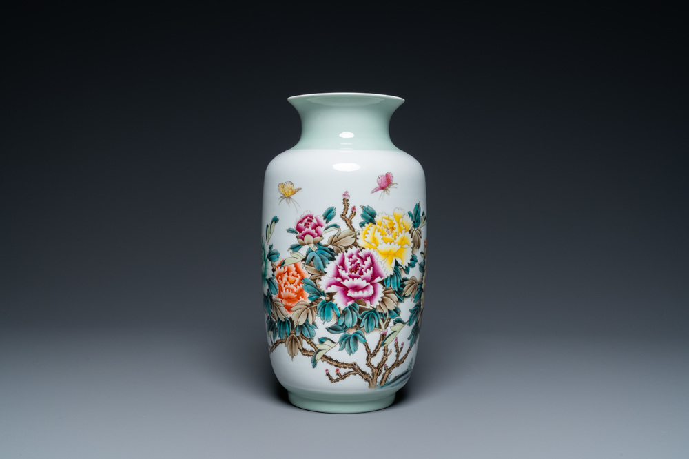 Een Chinese famille rose vaas met floraal decor, 20e eeuw