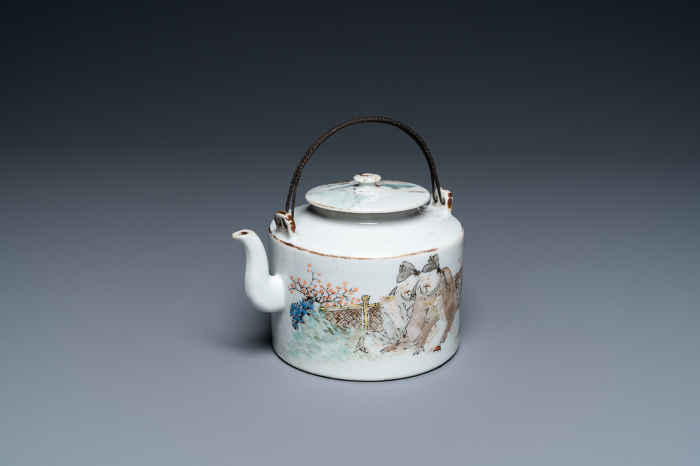 A Chinese qianjiang cai teapot and cover, 19/20th C.