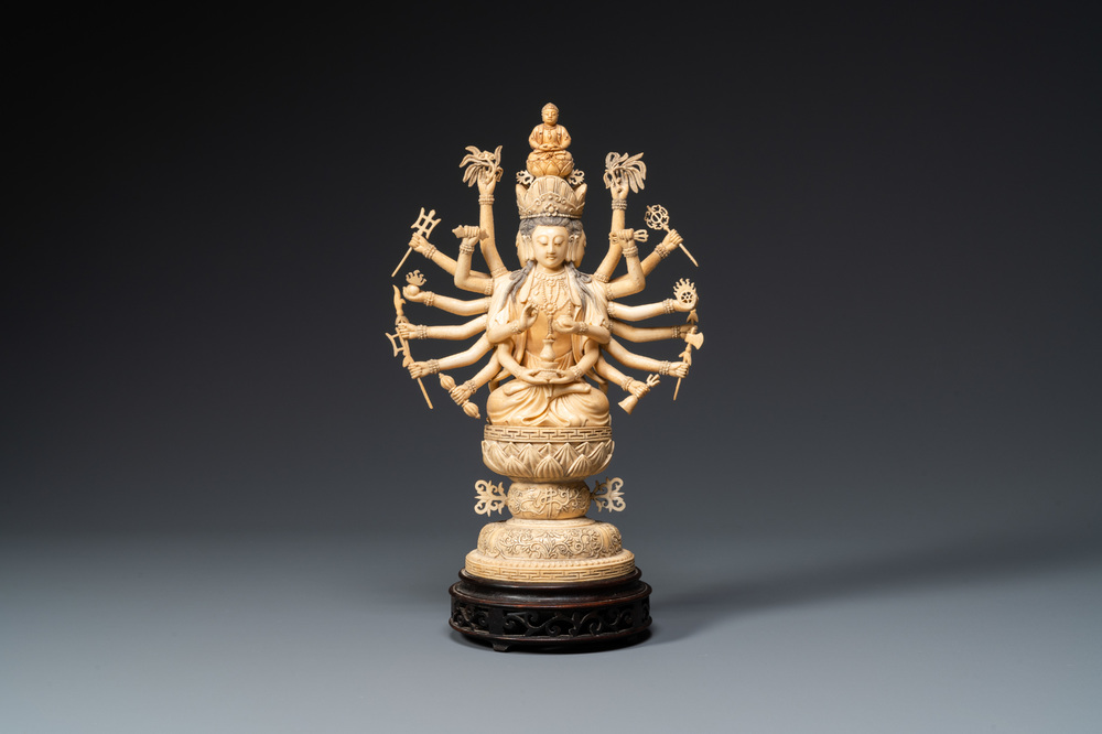 Une grande figure d'Avalokitesvare en ivoire sculpt&eacute;, Chine, 19&egrave;me