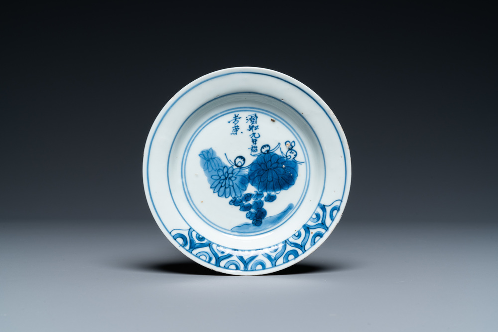 Een Chinees blauw-wit bordje met chrysanten en een gedicht, Tianqi merk en periode