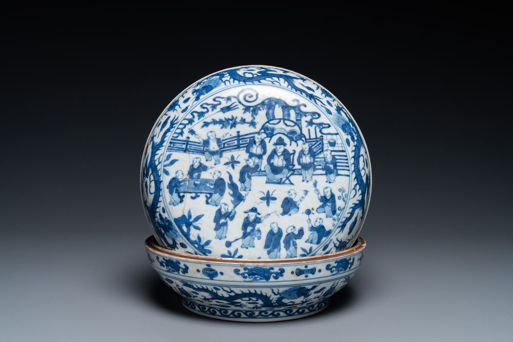 Een Chinese blauw-witte 'honderd jongens' dekseldoos, Wanli merk en periode