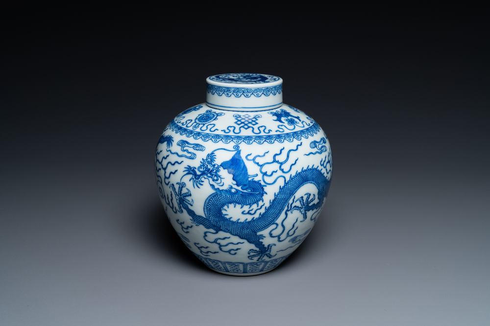 Un pot couvert en porcelaine de Chine en bleu et blanc, marque et peut-&ecirc;tre &eacute;poque de Qianlong