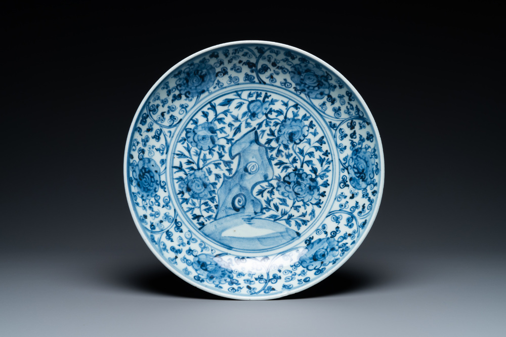 Un plat en porcelaine de Chine en bleu et blanc &agrave; d&eacute;cor d'un rocher, Ming