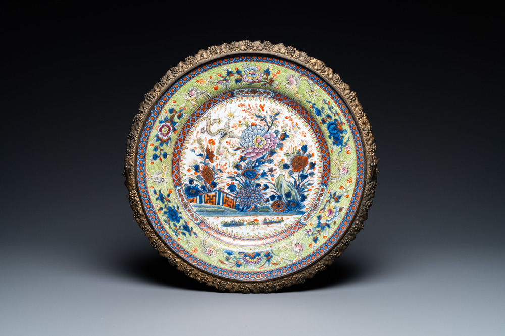 Een overgedecoreerde Chinese schotel met bronzen montuur, Kangxi