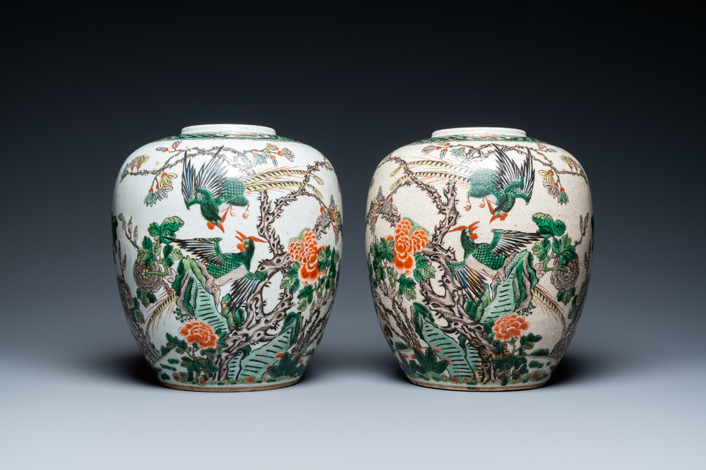 A pair of Chinese famille verte crackle-glazed jars, 19th C.