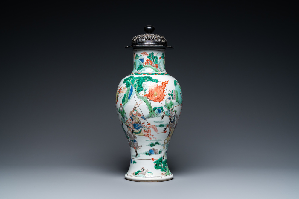 A Chinese famille verte 'battle scene' vase, 19th C.