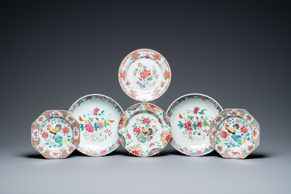 Zes Chinese famille rose borden met hanen en florale decors, Qianlong