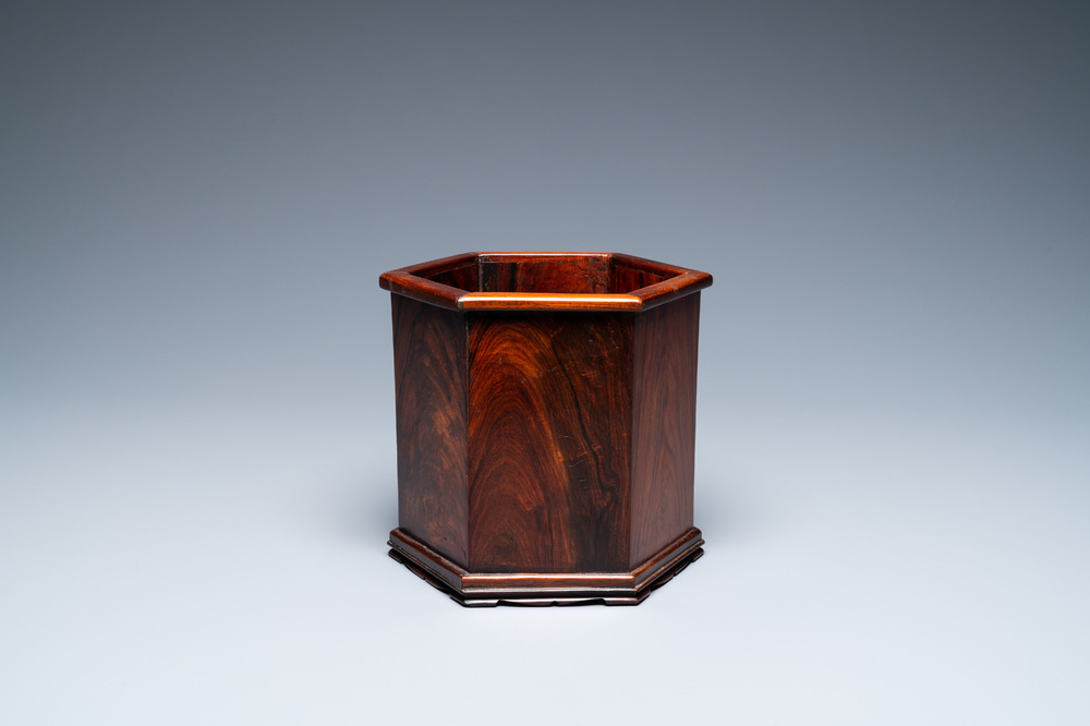 Un pot &agrave; pinceaux de forme hexagonale en bois 'huali', Chine, 18/19&egrave;me