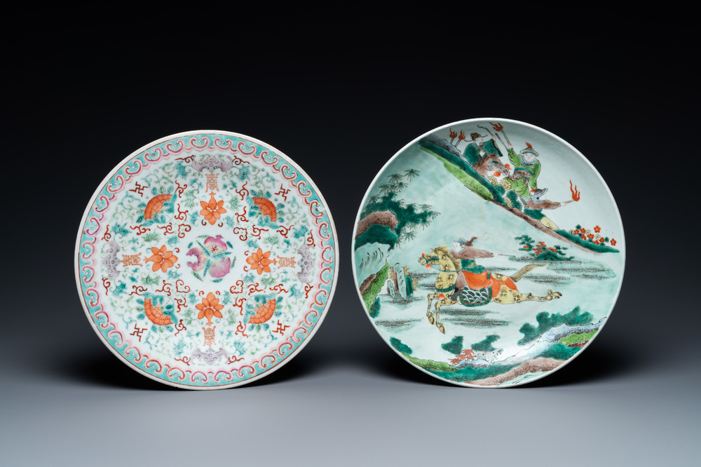 Un plat en porcelaine de Chine famille verte et un en famille rose, 19&egrave;me
