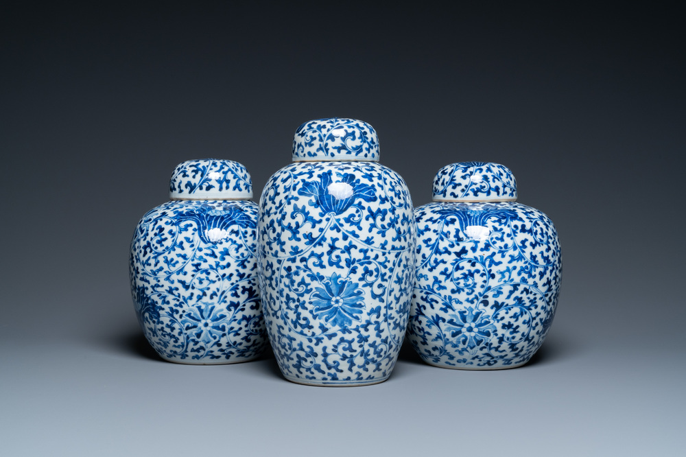 Drie Chinese blauw-witte dekselpotten met florale slingers, 19e eeuw