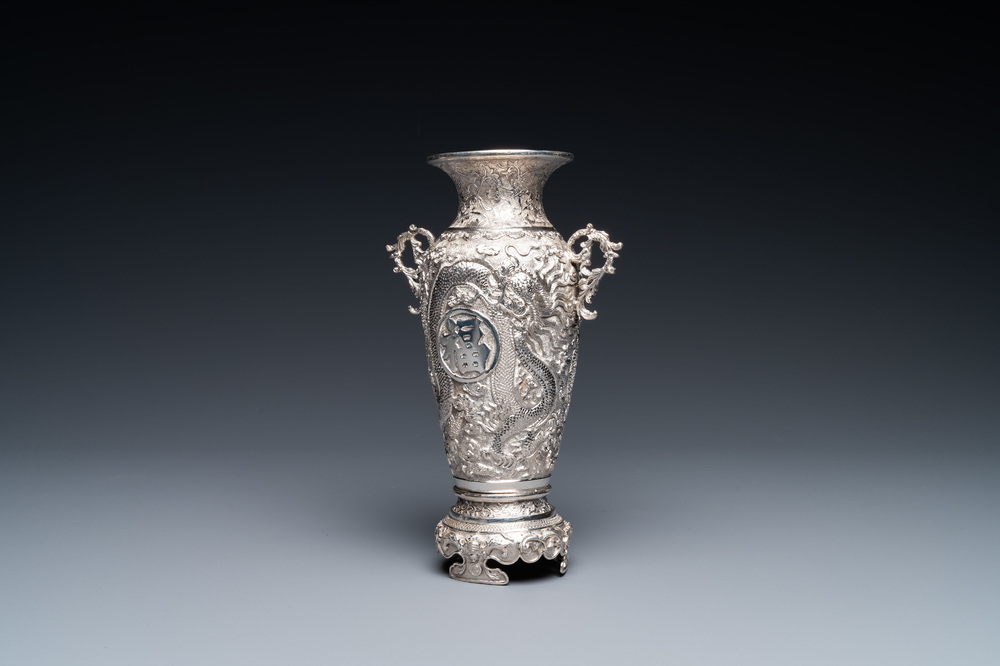 Un vase en argent figurant le caract&egrave;re 'Fu', Chine, 19/20&egrave;me