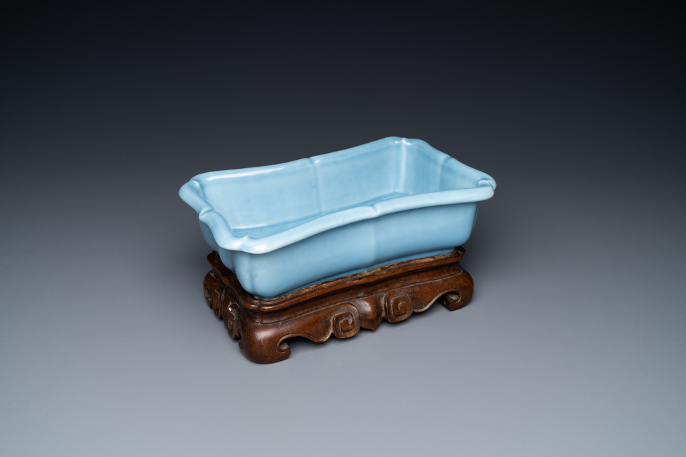 Une jardini&egrave;re en porcelaine de Chine bleu de lavande monochrome sur socle en bois sculpt&eacute;, marque de Yongzheng, R&eacute;publique