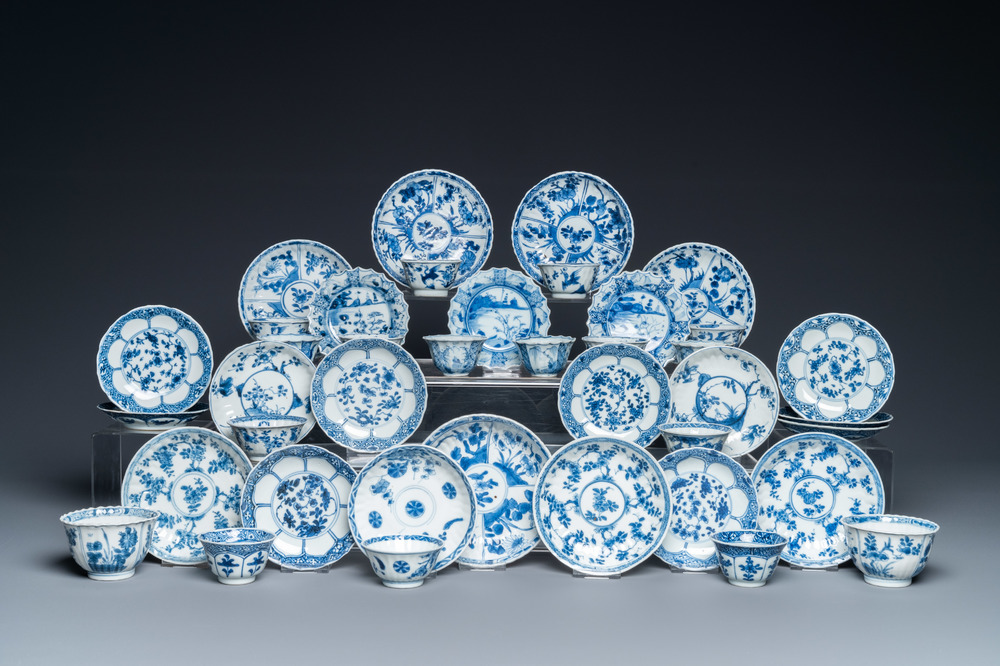 Drie&euml;ntwintig Chinese blauw-witte schotels en zeventien koppen, Kangxi
