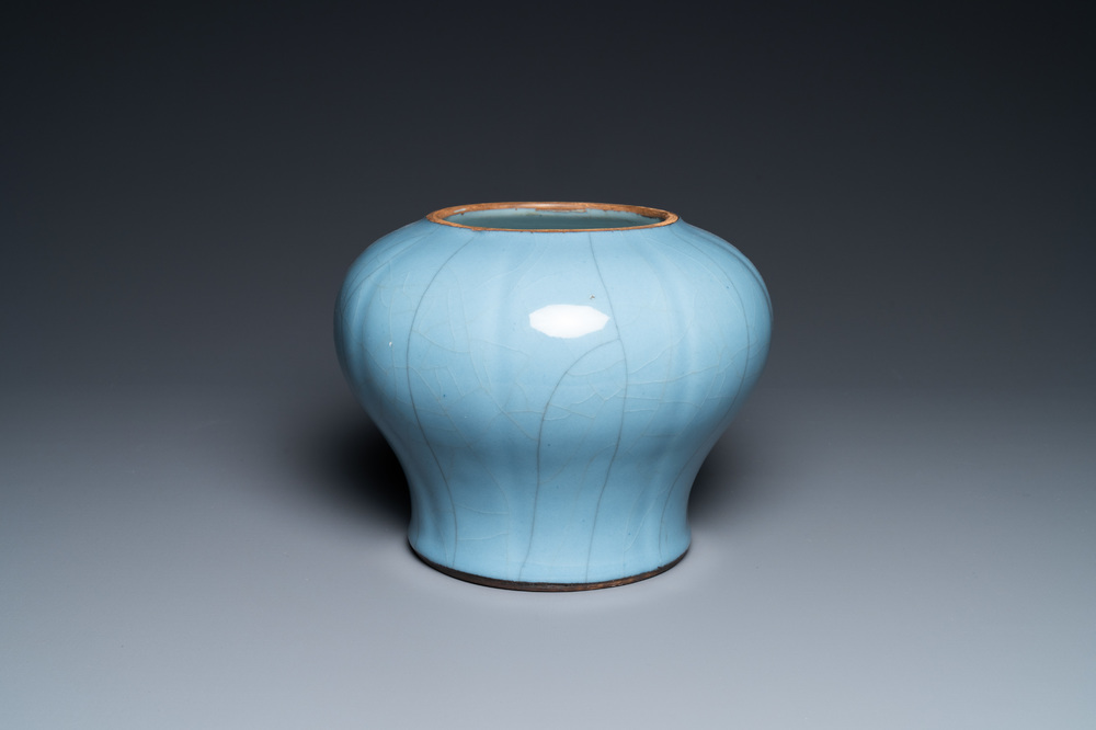 Een Chinese monochrome lavendelblauwe vaas, Qianlong