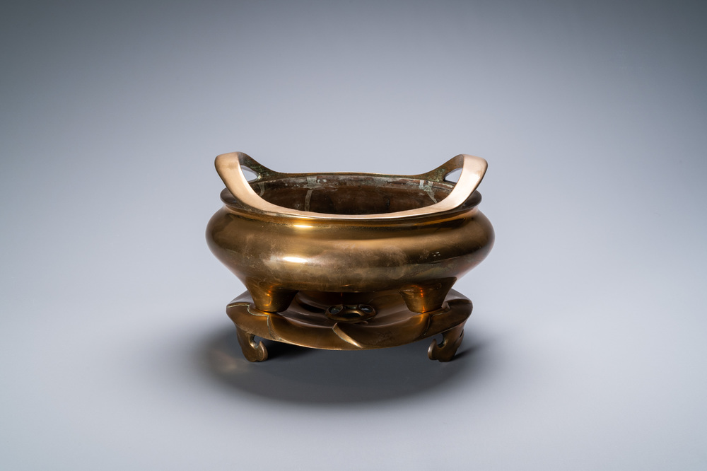 Un br&ucirc;le-parfum tripod sur socle en bronze, Chine, marque de Qianlong, Qing