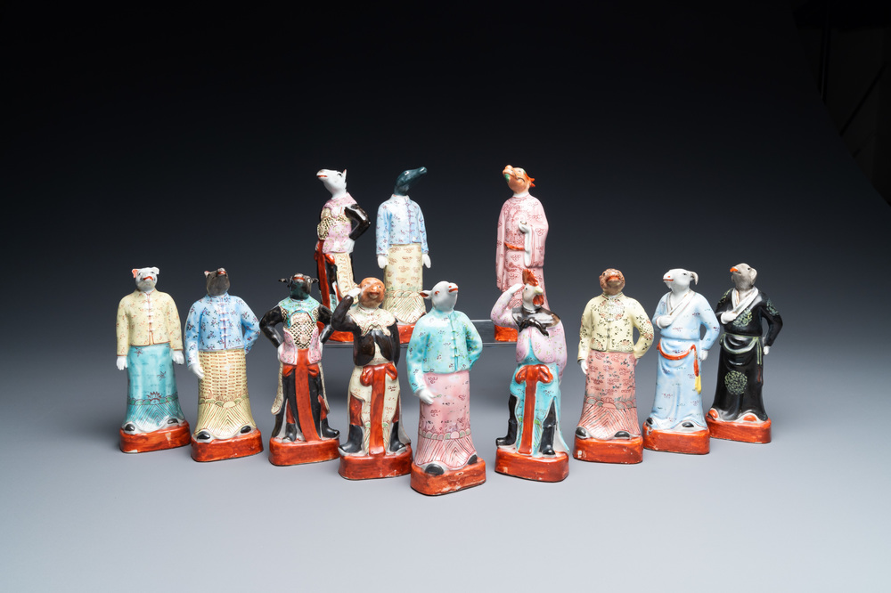 Een complete set met de twaalf dieren uit de Chinese zodiak in famille rose porselein, Hongxian zegelmerk, Republiek