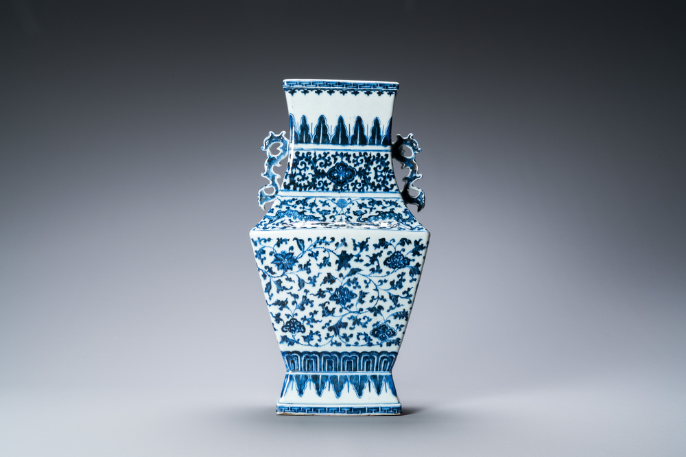 Een Chinese blauw-witte vaas met florale slingers, Qianlong