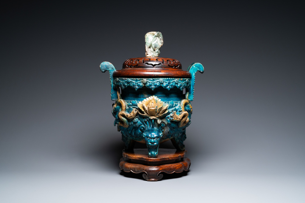 Een grote Chinese fahua wierookbrander met houten voet en deksel met kwarts dekselknop, Ming