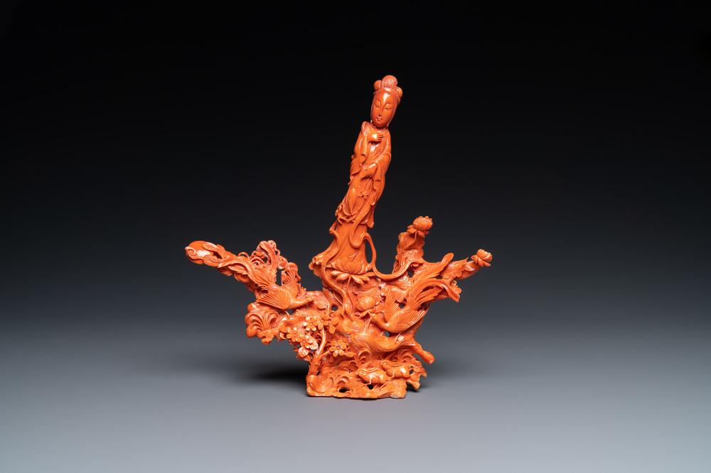 Un groupe figurant Guanyin en corail rouge sculpt&eacute;, Chine, 19/20&egrave;me