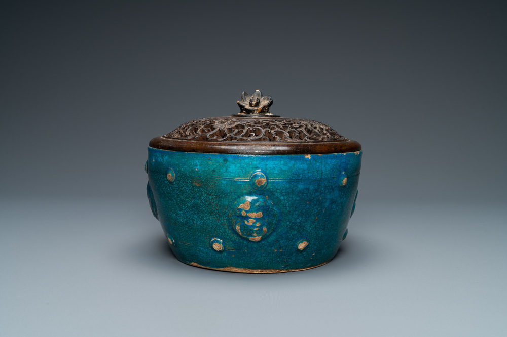 Een Chinese monochrome turquoise kom met opengewerkt houten deksel, Ming