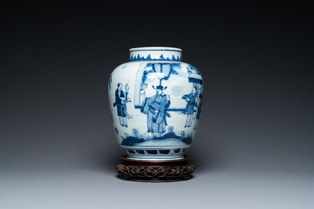 Een Chinese blauw-witte vaas met verhalend decor op houten sokkel, Transitie periode