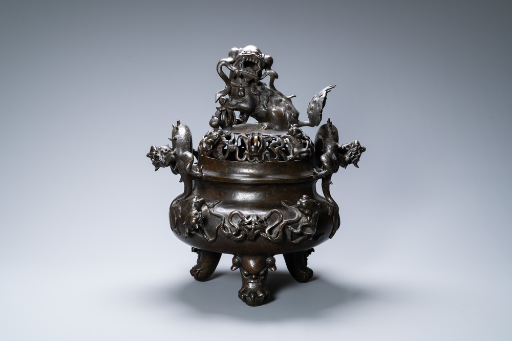 Een zeer grote Chinese bronzen wierookbrander, Xuande merk, Ming